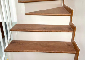 Bậc cầu thang nhựa vân gỗ