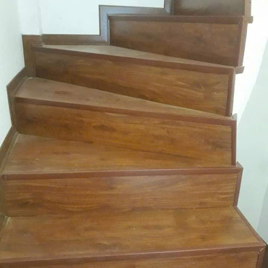 Bậc cầu thang nhựa vân gỗ