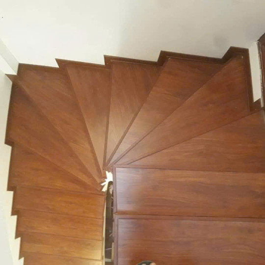 Bậc cầu thang nhựa vân gỗ