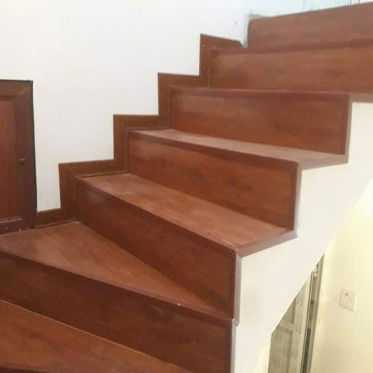 Bậc cầu thang nhựa vân gỗ