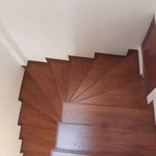 Bậc cầu thang nhựa vân gỗ