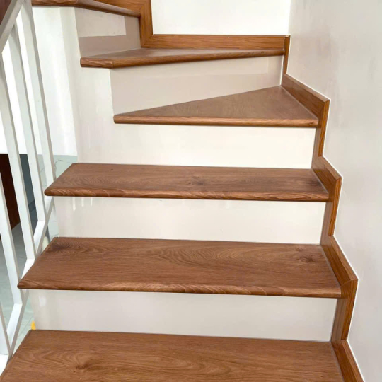 Bậc cầu thang nhựa vân gỗ