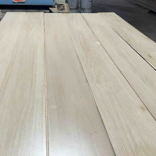 Sàn gỗ tự nhiên sản xuất tại nhà máy