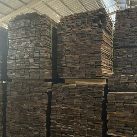 Sàn gỗ tự nhiên sản xuất tại nhà máy