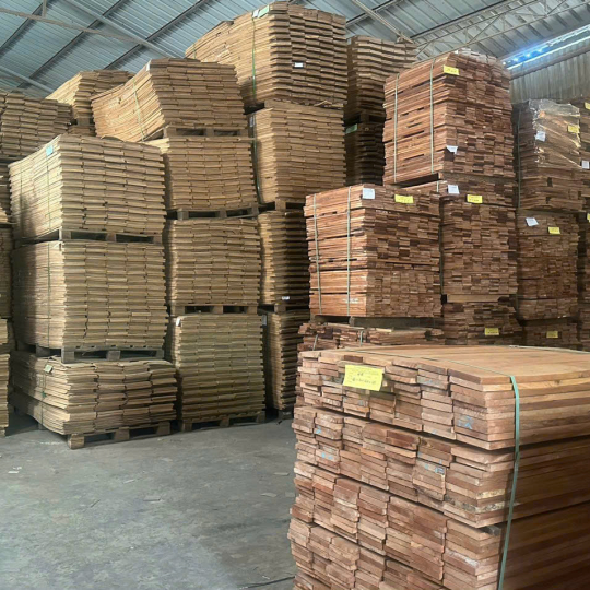 Sàn gỗ tự nhiên sản xuất tại nhà máy