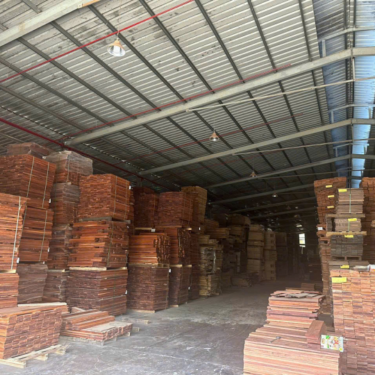 Sàn gỗ tự nhiên sản xuất tại nhà máy