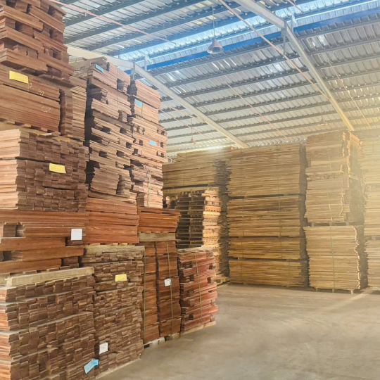 Sàn gỗ tự nhiên sản xuất tại nhà máy