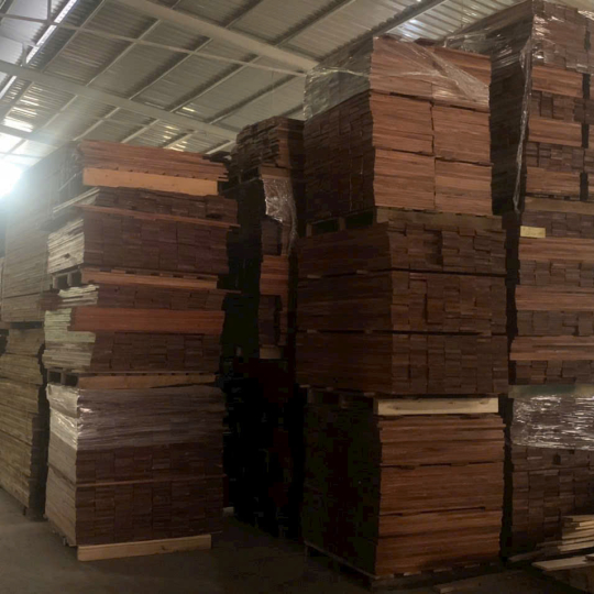 Sàn gỗ tự nhiên sản xuất tại nhà máy