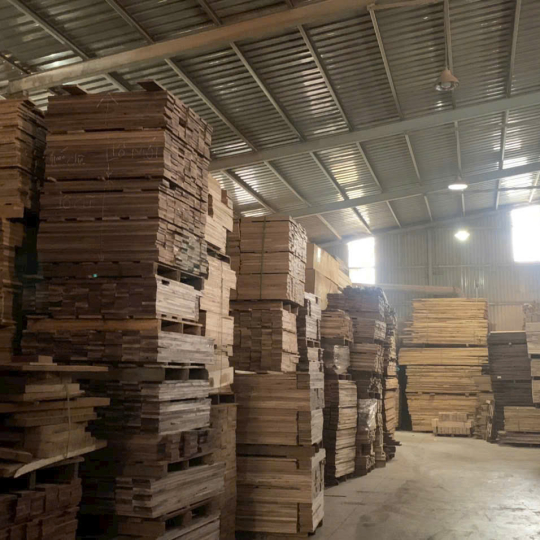 Sàn gỗ tự nhiên sản xuất tại nhà máy