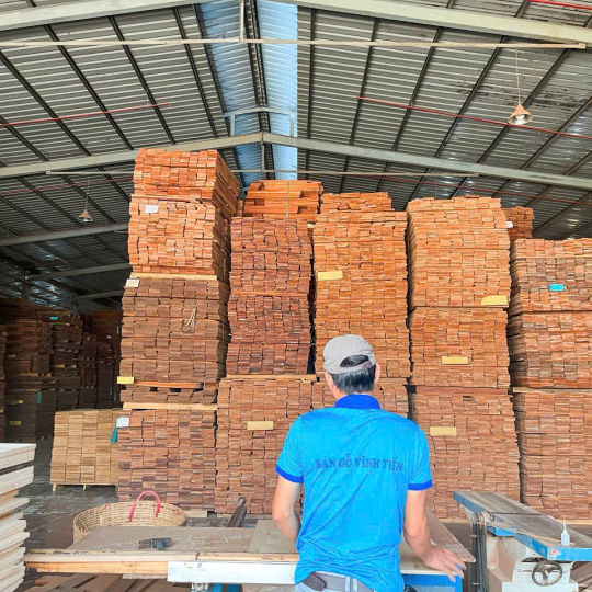 Sàn gỗ tự nhiên sản xuất tại nhà máy