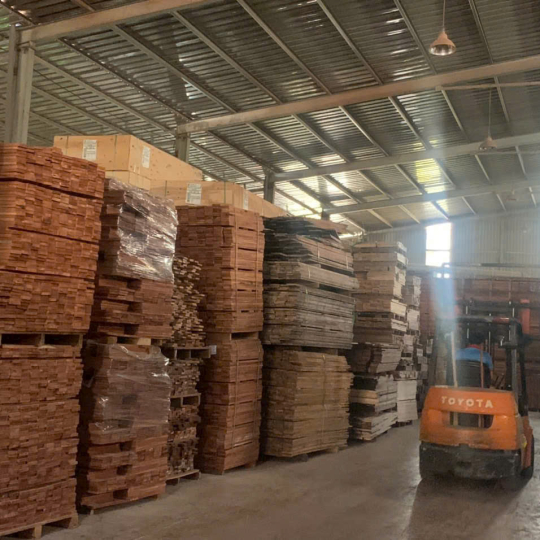 Sàn gỗ tự nhiên sản xuất tại nhà máy